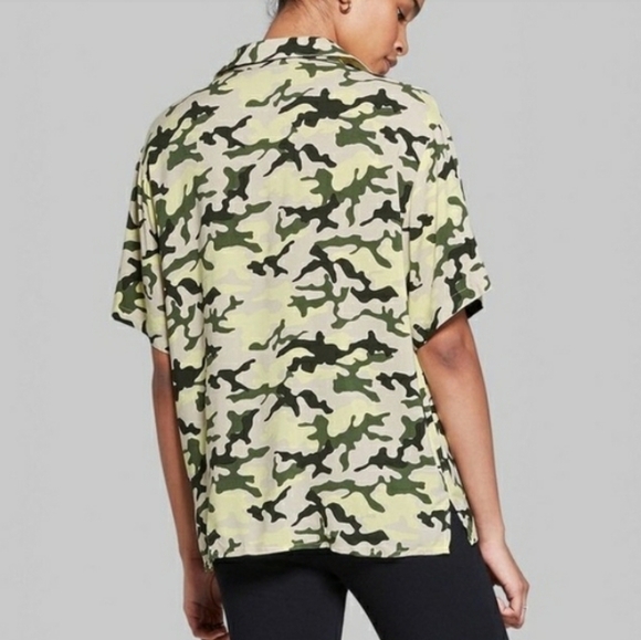*NEW! CAMOUFLAGE BUTTON DOWN HIGH LOW COLLARED SHORT SLEEVE TOP SIZE XS - Picture 4 of 10